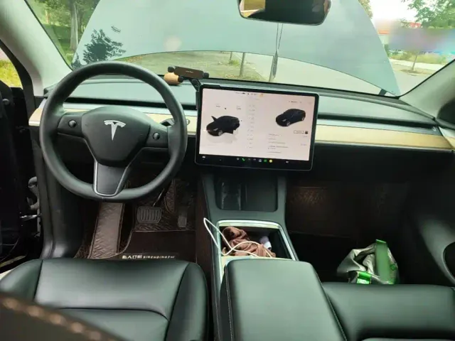 Tesla Model Y — Фото автомобиля 9