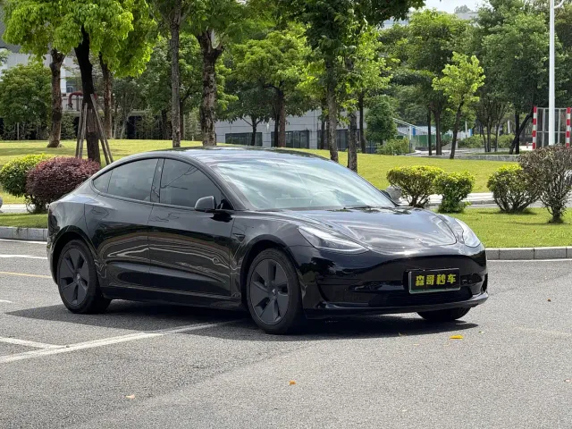 Tesla Model 3 — Фото автомобиля 3