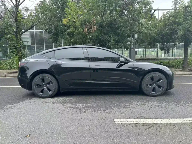 Tesla Model 3 — Фото автомобиля 12