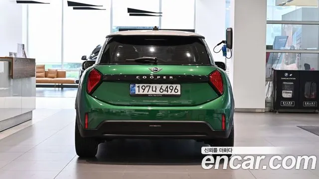 MINI Cooper Generation 4 — Фото автомобиля 3
