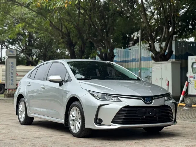 Toyota Corolla 2021 Hybrid 1.8L E-CVT Elite Edition — Фото автомобиля 2