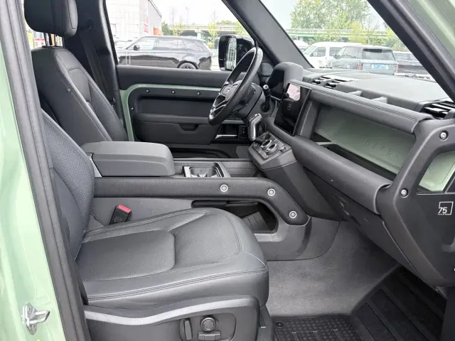 Land Rover Defender — Фото автомобиля 5