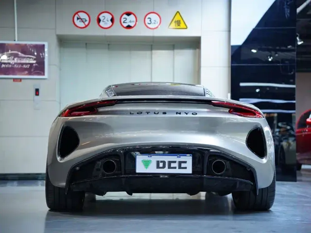 Lotus Emira — Фото автомобиля 7