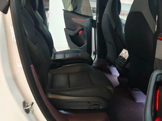 Tesla Model Y L — Фото автомобиля 11