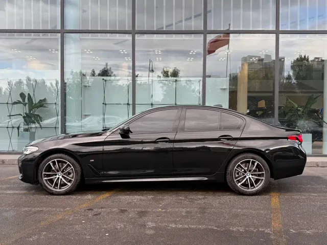 BMW 5 Series — Фото автомобиля 3