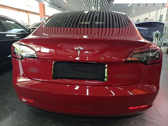 Tesla Model 3 — Фото автомобиля 5