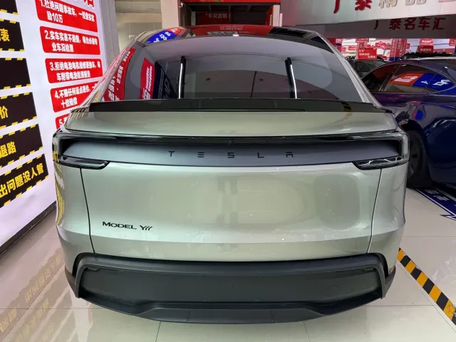 Tesla Model Y L — Фото автомобиля 3