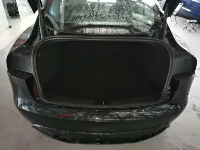 Tesla Model 3 — Фото автомобиля 18