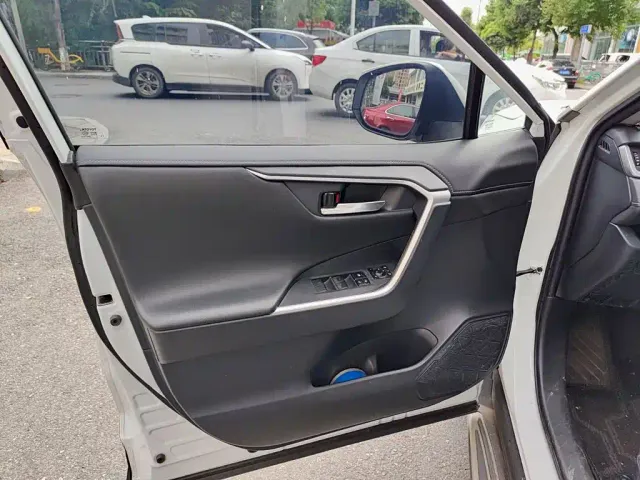 Toyota RAV4 — Фото автомобиля 6