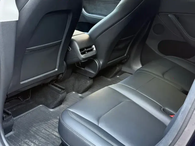 Tesla Model Y — Фото автомобиля 9