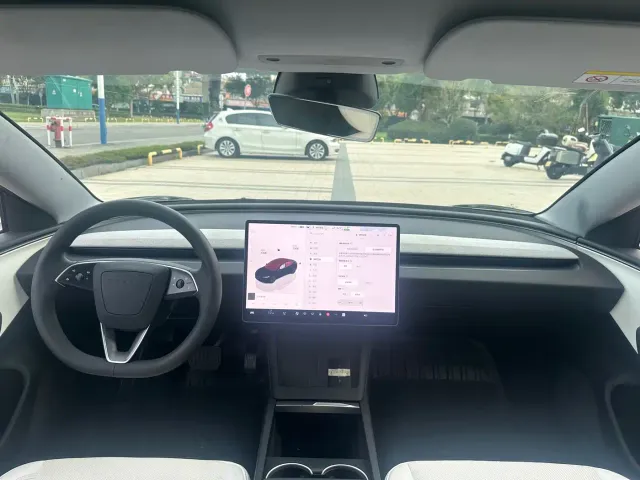 Tesla Model 3 — Фото автомобиля 21