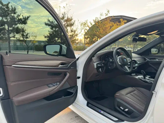 BMW 5 Series — Фото автомобиля 17