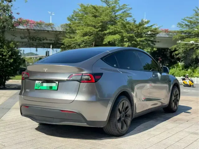 Tesla Model Y — Фото автомобиля 4