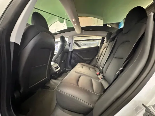 Tesla Model 3 — Фото автомобиля 24