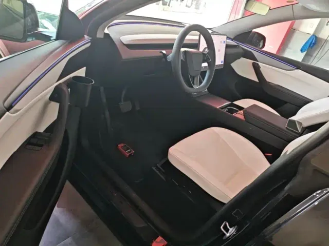 Tesla Model Y — Фото автомобиля 15