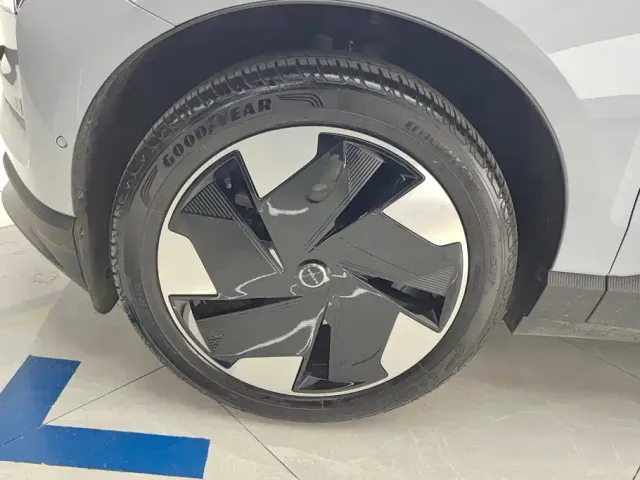Volvo EX30 — Фото автомобиля 6