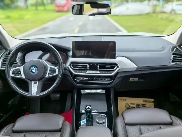 BMW iX3 — Фото автомобиля 12
