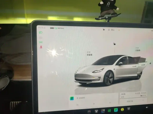 Tesla Model 3 — Фото автомобиля 7
