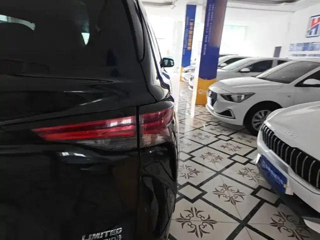 Toyota Sienna — Фото автомобиля 7