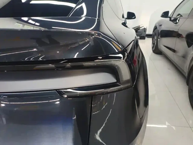 Tesla Model Y — Фото автомобиля 23
