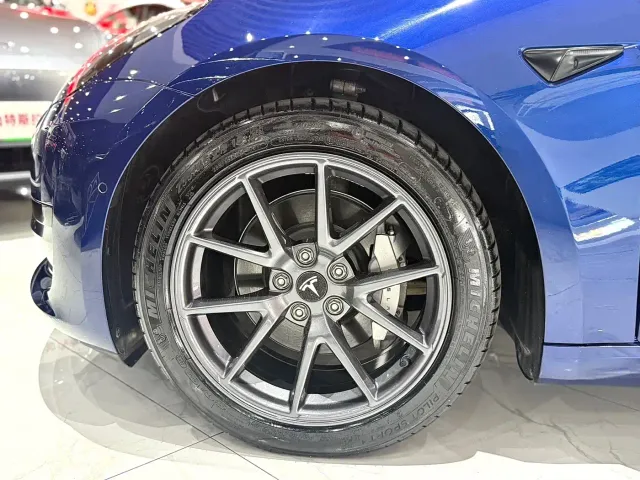 Tesla Model 3 — Фото автомобиля 7