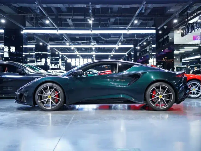 Lotus Emira — Фото автомобиля 4