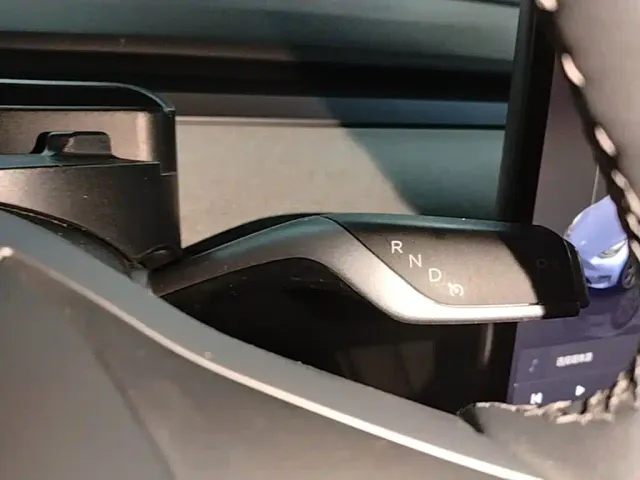 Tesla Model Y — Фото автомобиля 13