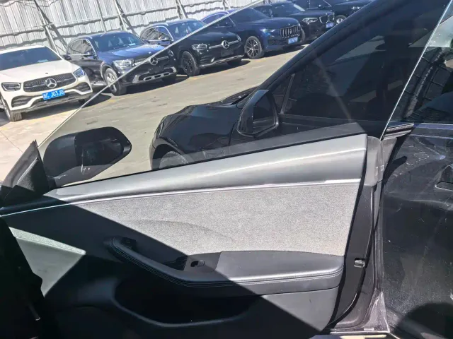 Tesla Model 3 — Фото автомобиля 13