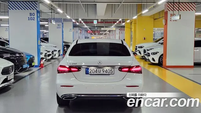 Mercedes-Benz E-Class — Фото автомобиля 3