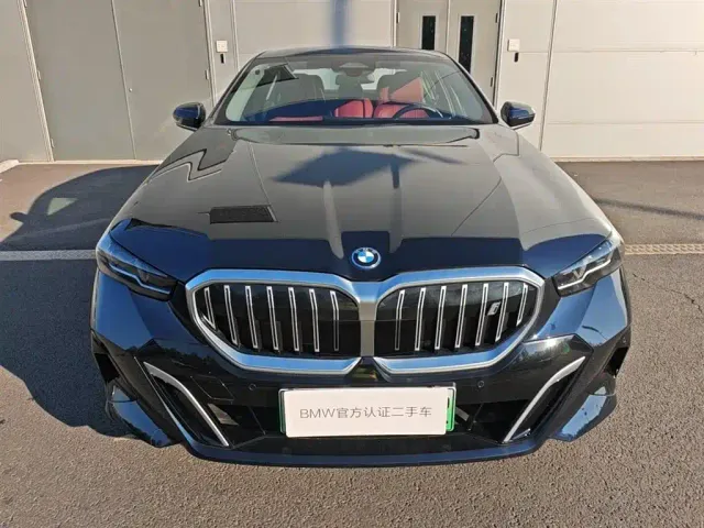 BMW i5 — Фото автомобиля 2