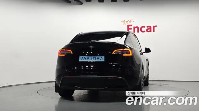 Tesla Model Y — Фото автомобиля 3