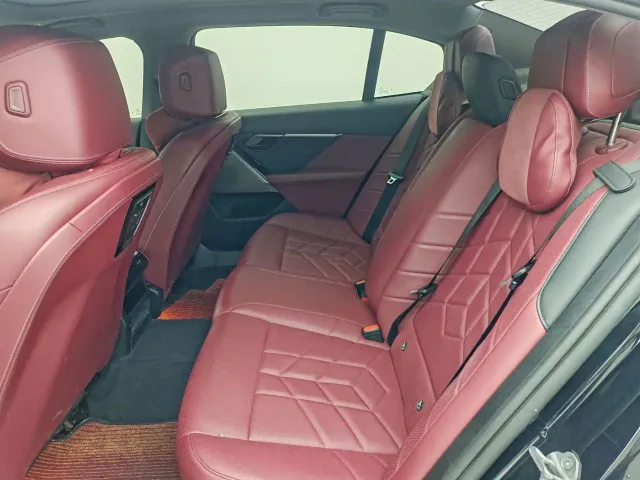 BMW i5 — Фото автомобиля 6