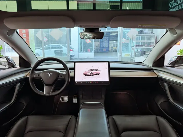 Tesla Model 3 — Фото автомобиля 10