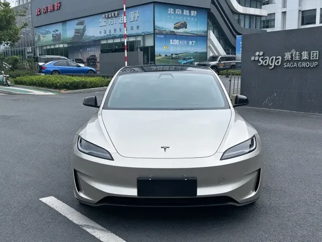 Tesla Model 3 — Фото автомобиля 2
