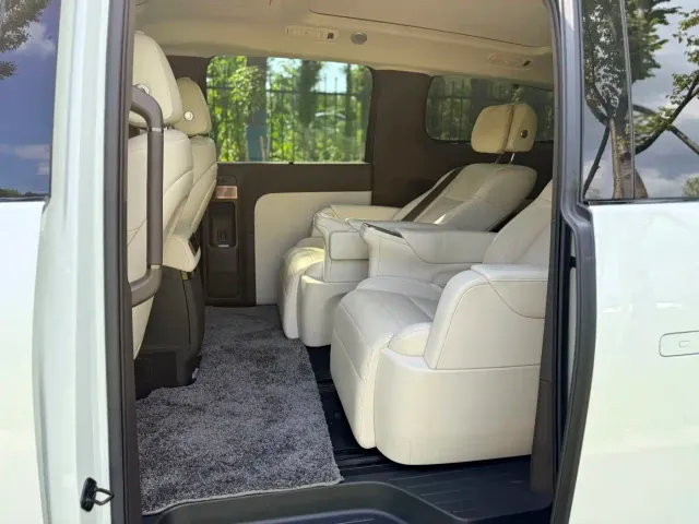 Li Auto MEGA — Фото автомобиля 11