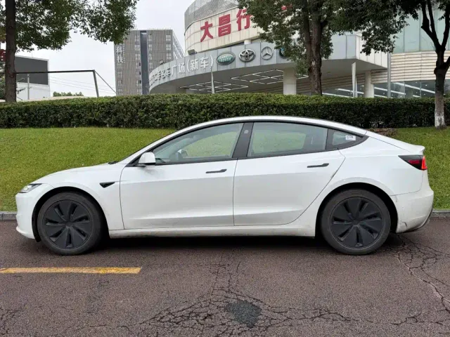 Tesla Model 3 — Фото автомобиля 3