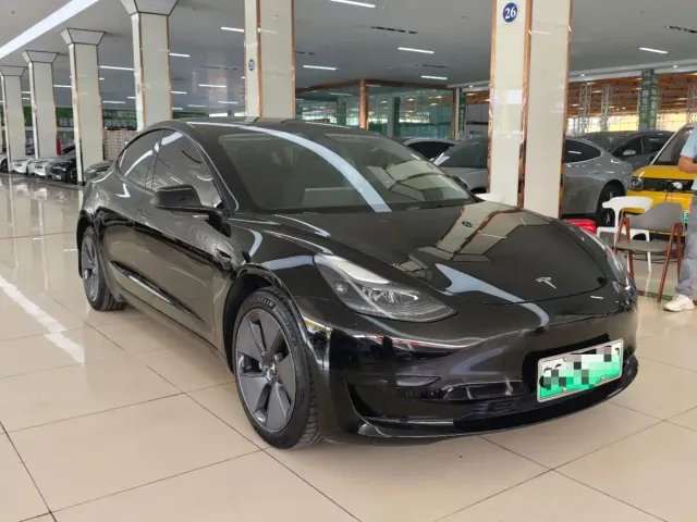 Tesla Model 3 — Фото автомобиля 3