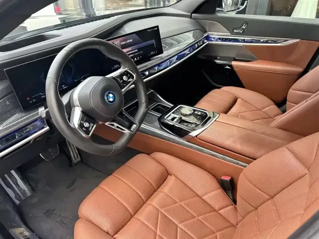 BMW BMW i7 2023 eDrive50L Premium M Sport Package — Фото автомобиля 9