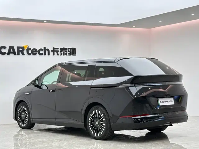 Xpeng X9 — Фото автомобиля 3