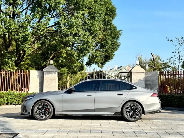 BMW 5 Series — Фото автомобиля 3