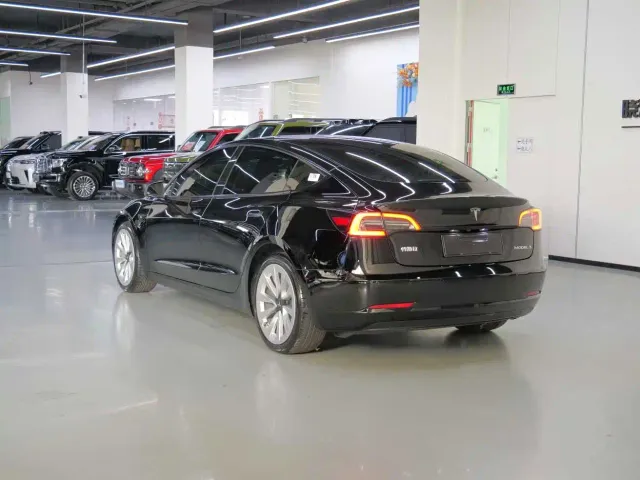 Tesla Model 3 — Фото автомобиля 5
