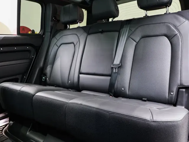Land Rover Defender — Фото автомобиля 12