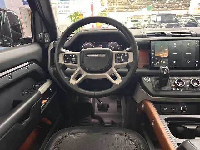 Land Rover Defender — Фото автомобиля 13