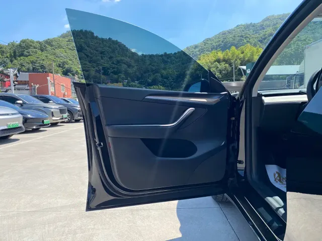 Tesla Model Y — Фото автомобиля 10