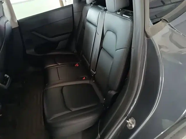 Tesla Model Y — Фото автомобиля 16