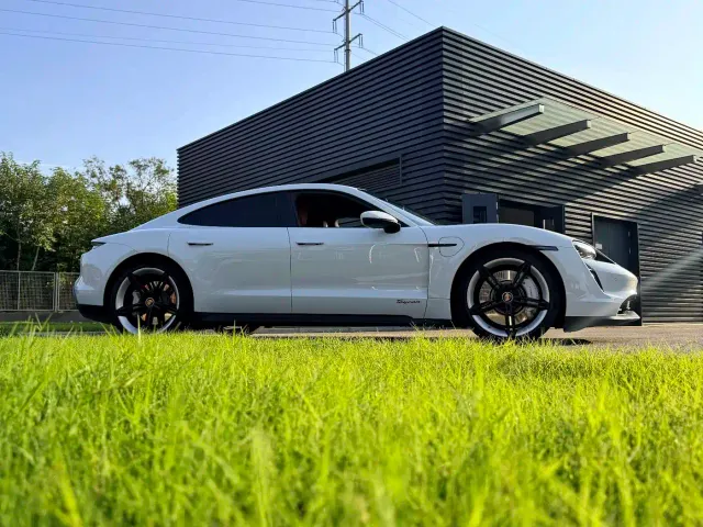 Porsche Taycan — Фото автомобиля 7