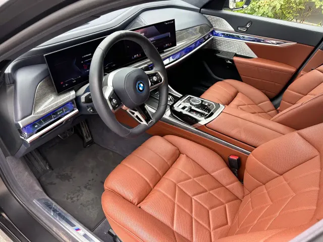 BMW BMW i7 2023 Model xDrive60L M Sport Package — Фото автомобиля 5