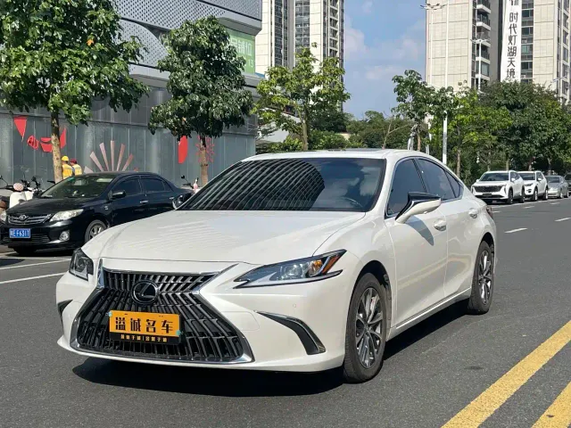 Фотография автомобиля — Lexus ES