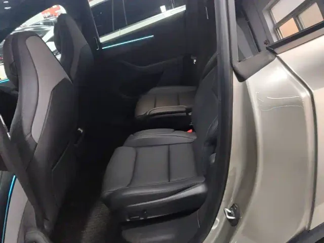Tesla Model Y L — Фото автомобиля 12