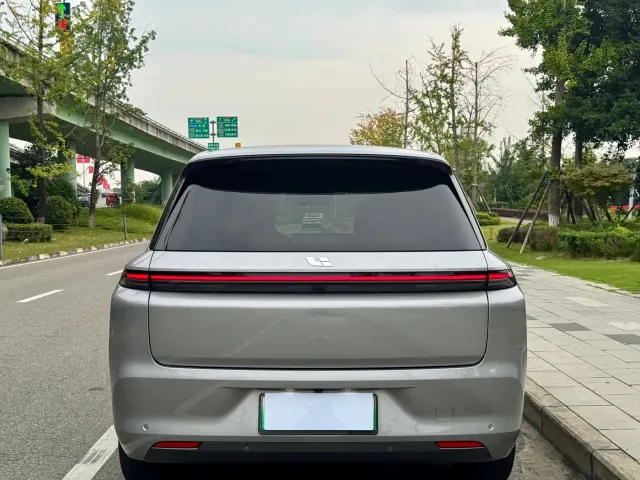 Li Auto L8 — Фото автомобиля 11